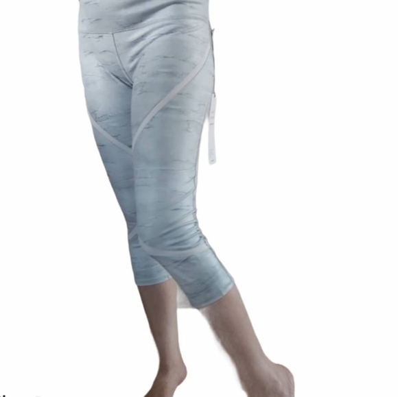 ALO Yoga whisper Capri legging . - Picture 6 of 16